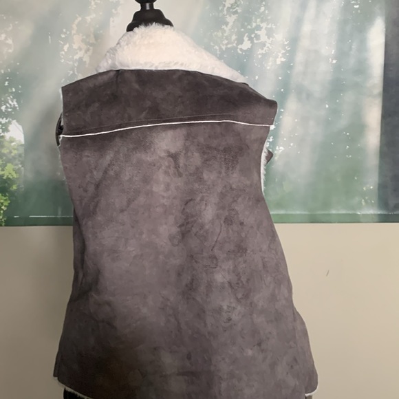Grey suede like soft vest with faux fur size small - Picture 5 of 8